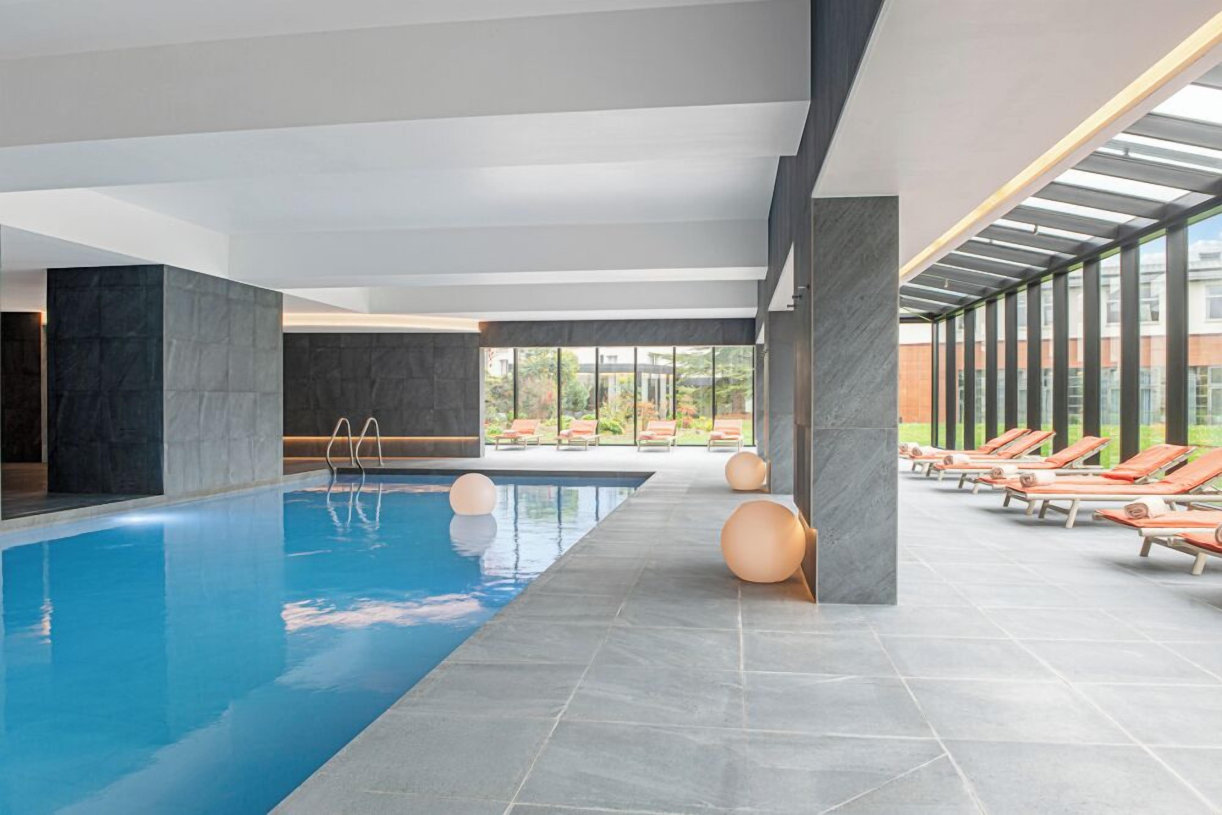 Piscine couverte, accès possible de 06 h 30 à 21 h 00, chaises longues 