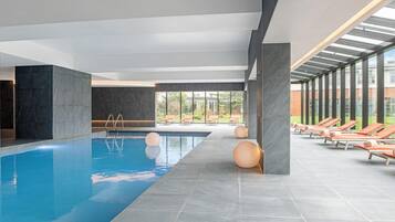 Piscine couverte, accÚs possible de 06 h 30 à 21 h 00, chaises longues