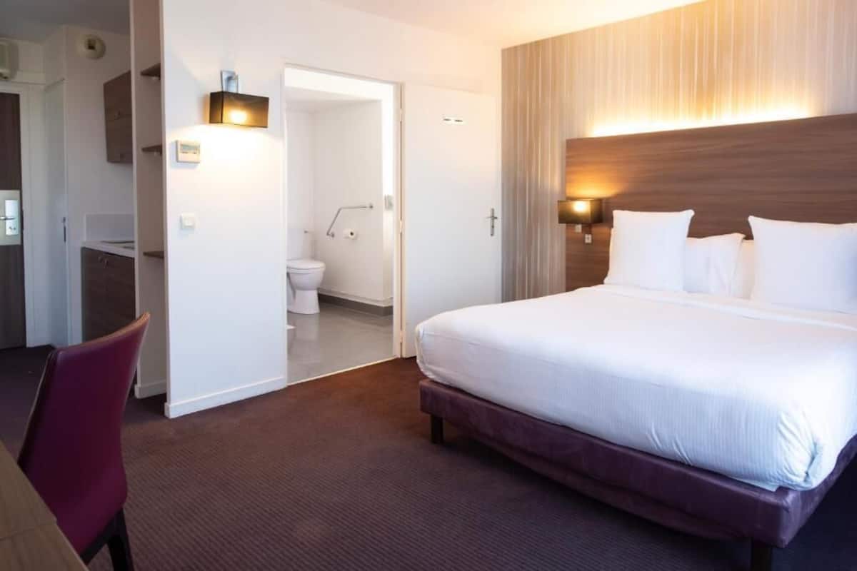 Executive Double Room (Wheelchair access) | 1 bilik tidur, peti besi dalam bilik, meja, ruang kerja komputer riba