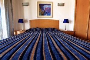 Ferros/tábuas de passar roupa, Wi-Fi (sobretaxa), roupa de cama