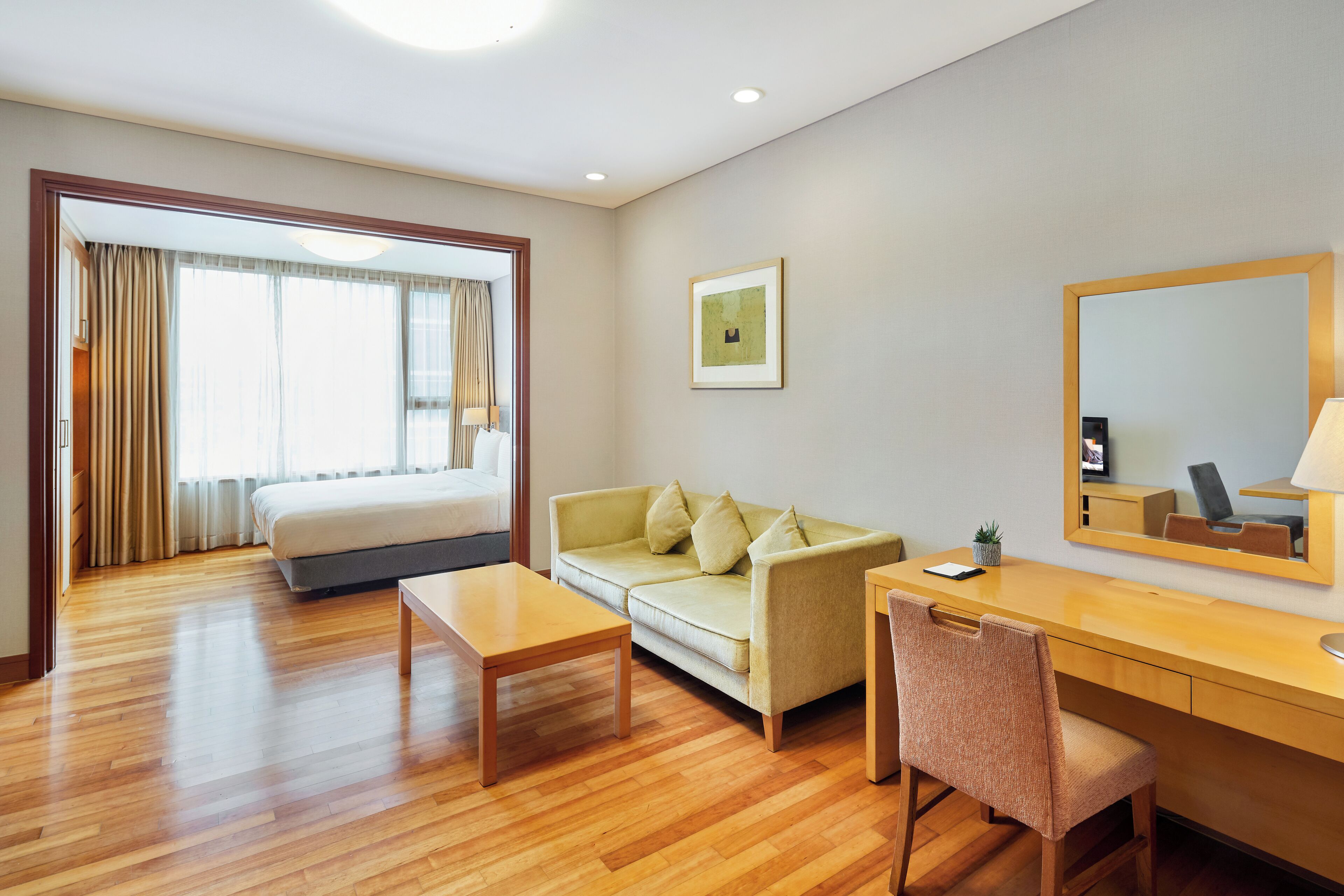 Coffres-forts dans les chambres, bureau, fer et planche à repasser