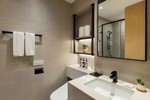 Bồn tắm và buồng tắm vòi sen riêng, máy sấy tóc, áo choàng tắm 