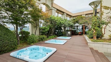 Tina de hidromasaje al aire libre