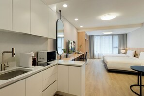 Deluxe kamer, 2 queensize bedden | Woonruimte | Een televisie en vloerverwarming
