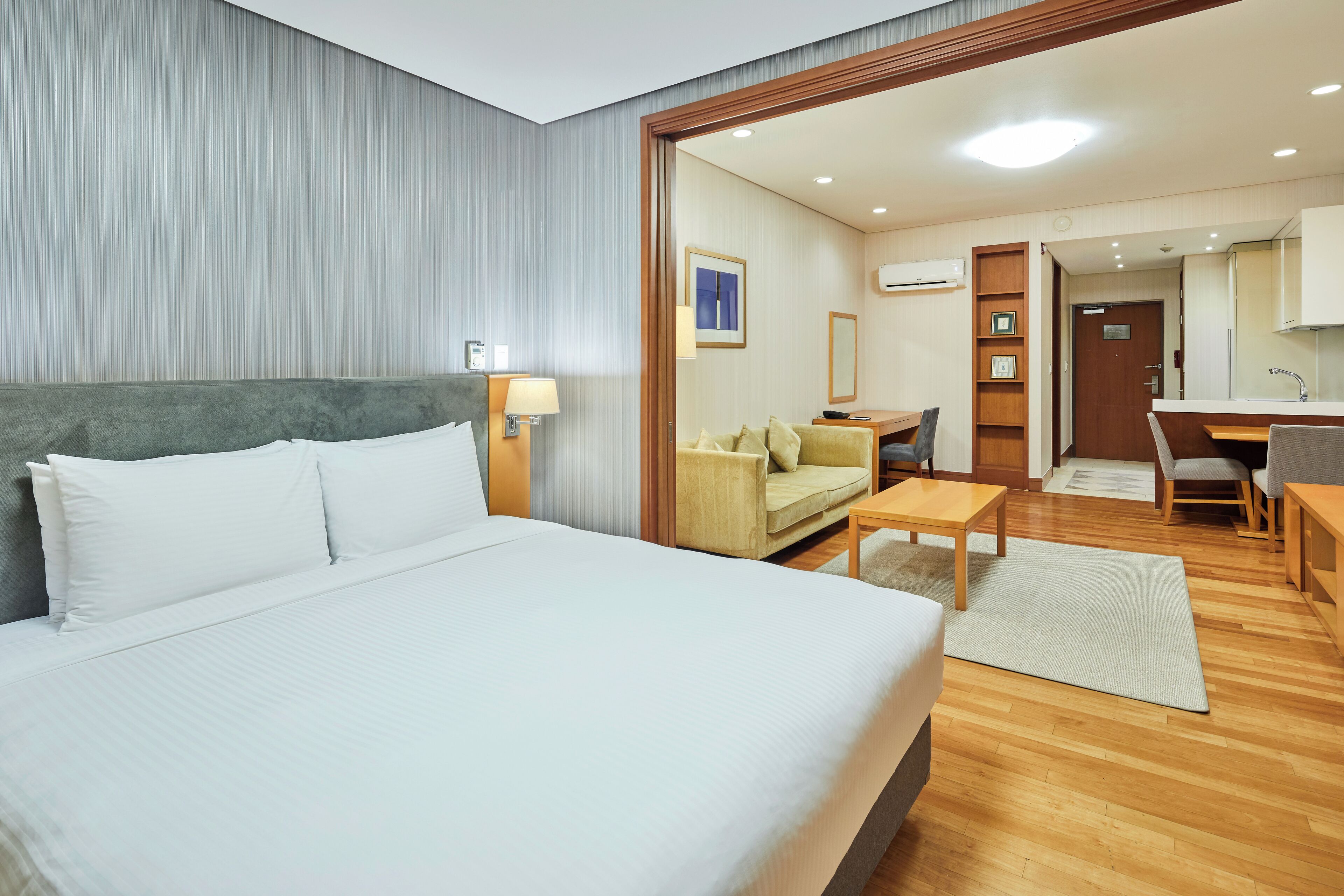 Executive Room, 1 Bedroom | In-room safe, desk, laptop workspace, iron/ironing board
