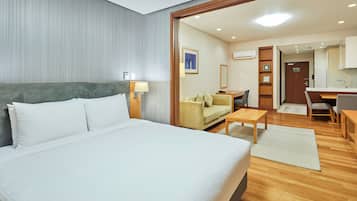 Executive Room, 1 Bedroom | In-room safe, desk, laptop workspace, iron/ironing board