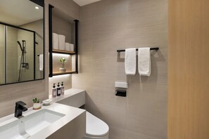 Executive kamer, 2 queensize bedden | Badkamer | Een haardroger, badjassen, pantoffels, een bidet