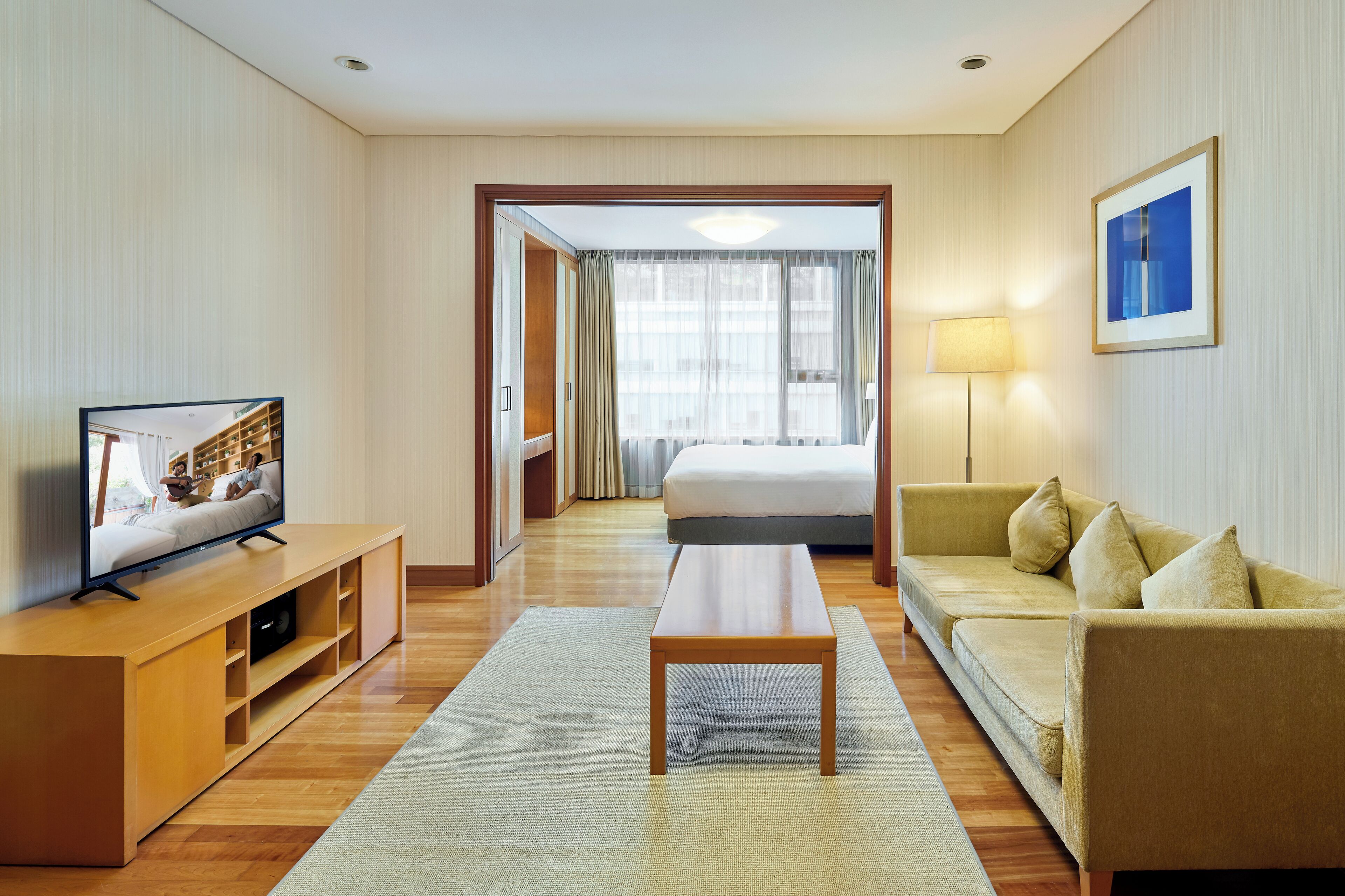 Coffres-forts dans les chambres, bureau, fer et planche à repasser