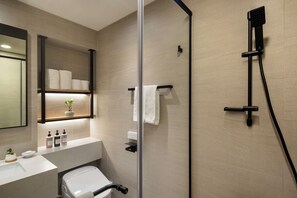 Deluxe kamer, 2 queensize bedden | Badkamer | Een haardroger, badjassen, pantoffels, een bidet