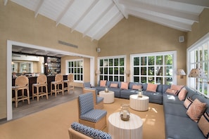 2 bares, bar junto a la piscina