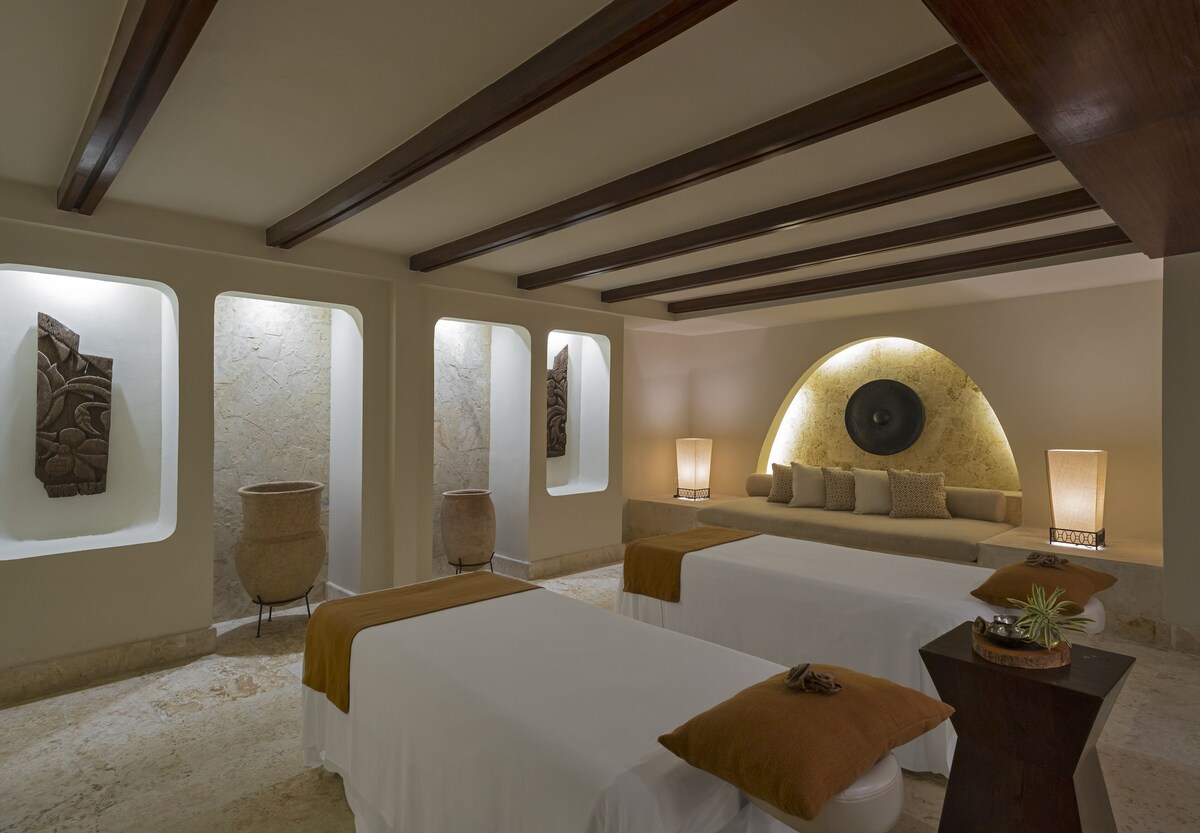 Couples treatment rooms, body treatments, hot stone massages