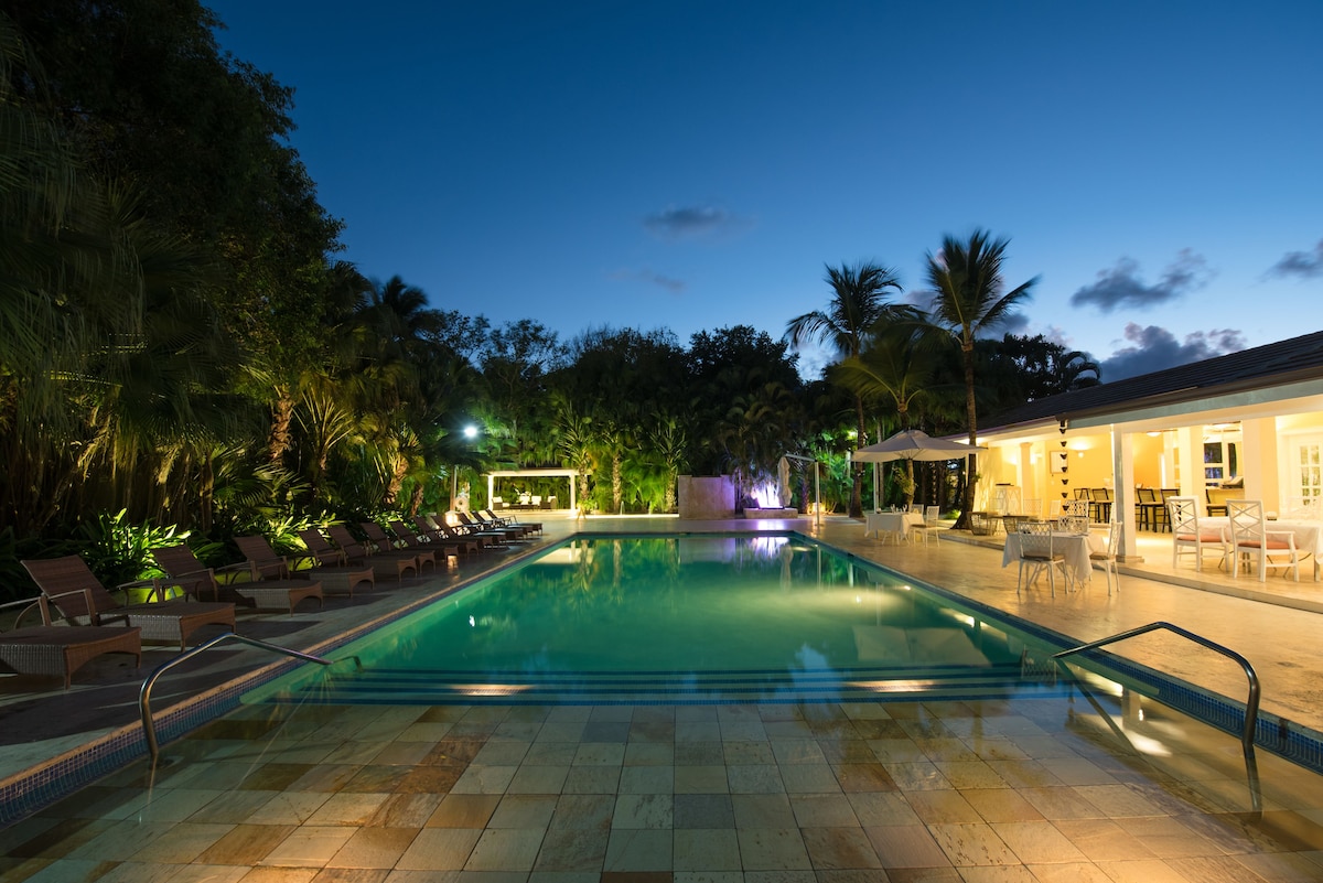 Outdoor pool, pool umbrellas