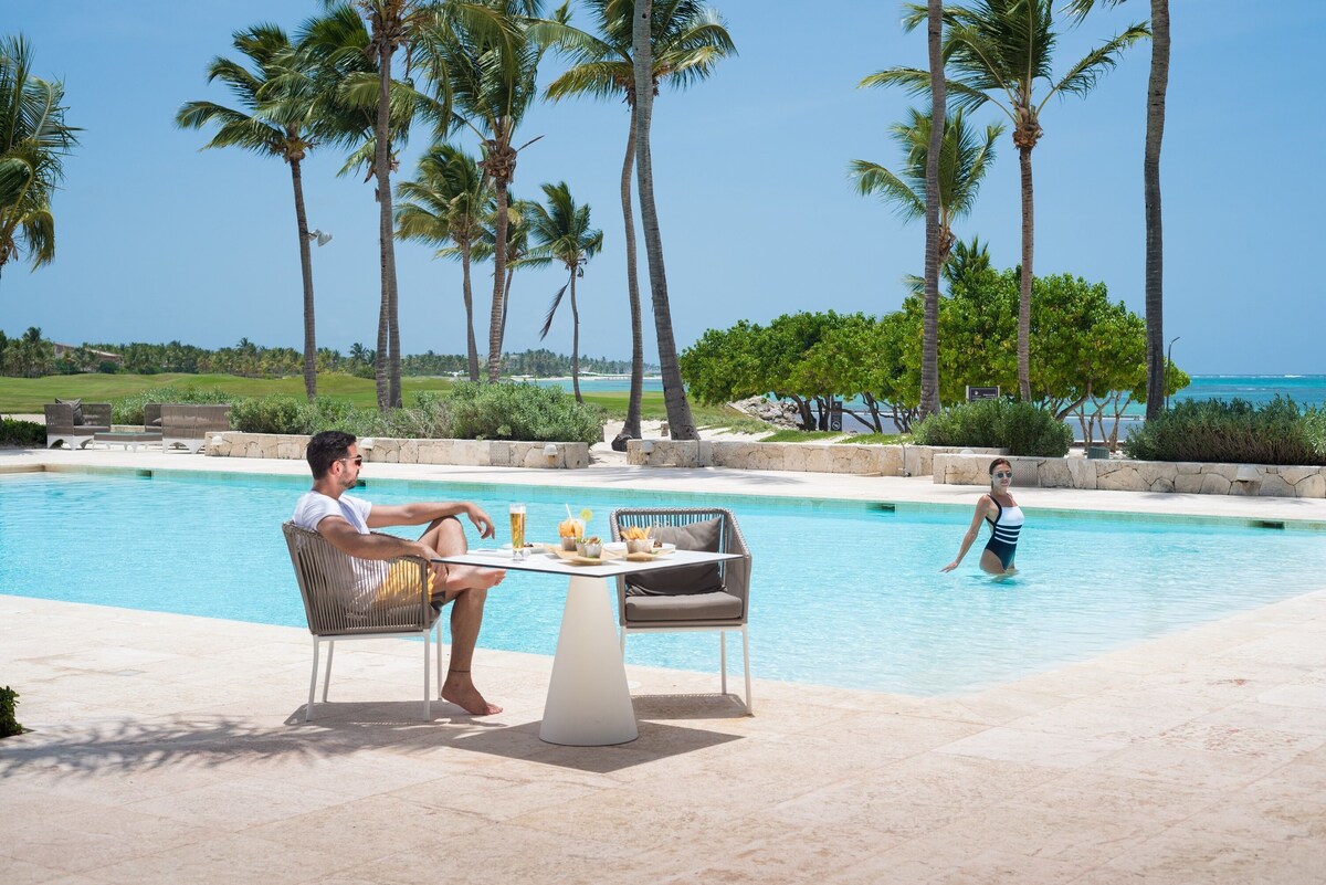 Outdoor pool, pool umbrellas
