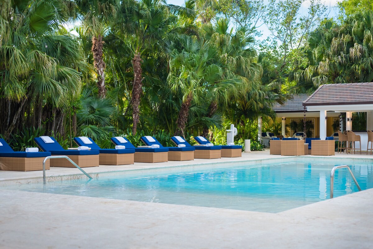 Outdoor pool, pool umbrellas