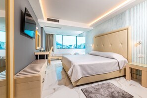 Habitación familiar, balcón, vista al parque | Ropa de cama hipoalergénica y minibar 