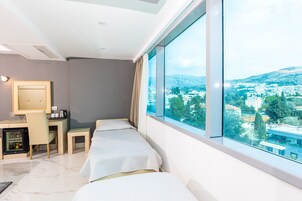 Quarto família, sacada, vista para o parque | Roupas de cama antialérgicas, frigobar, cofres nos quartos, escrivaninha