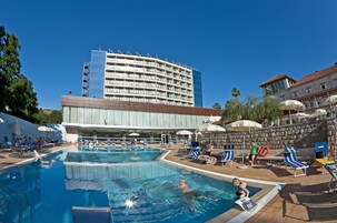 Piscina interna, piscina externa sazonal, guarda-sóis, espreguiçadeiras