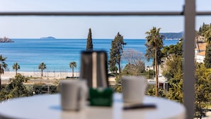 A table with a view of the sea and a distant island. - Grand Hotel Park (Dubrovnik)