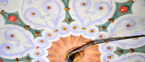 Un gros plan d’un plafond décoratif orné de motifs complexes et d’un motif circulaire central.