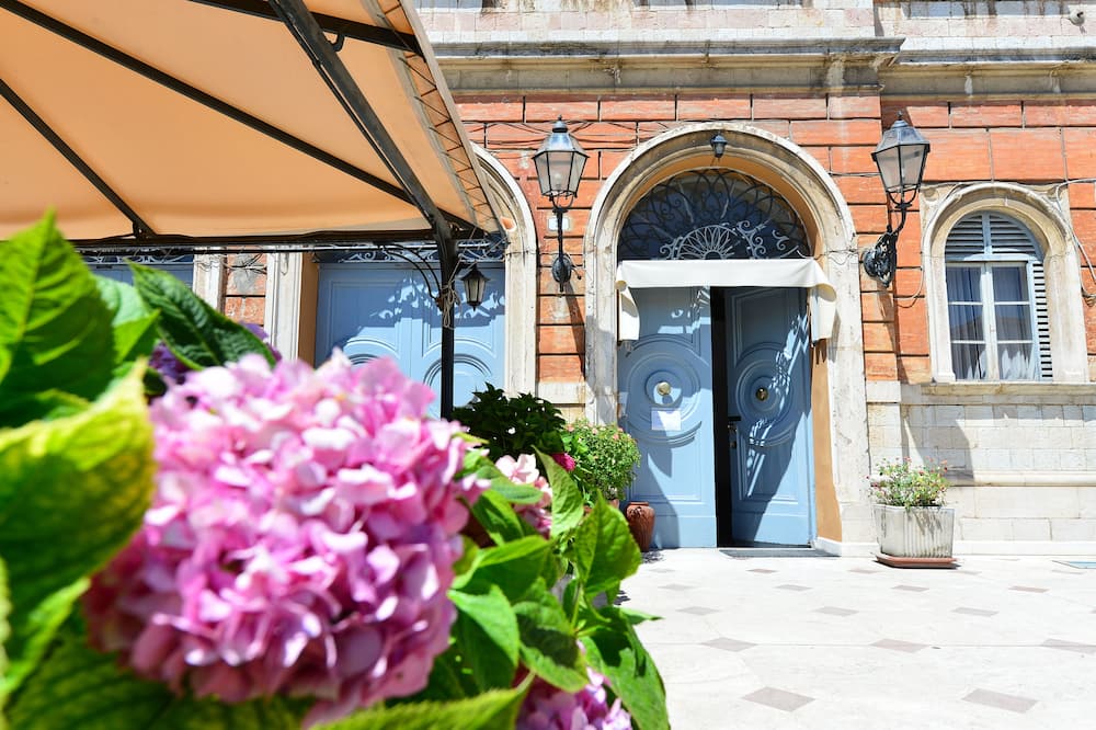 Hotel Iris