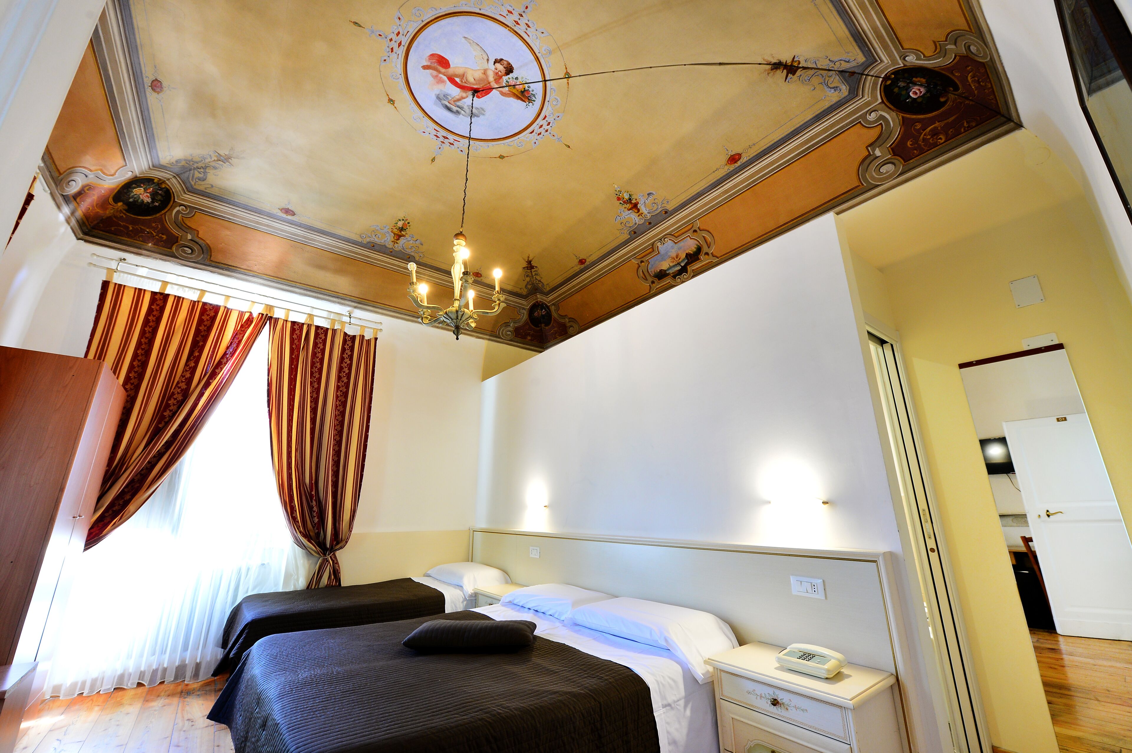 Biancheria da letto di alta qualità, minibar, una scrivania