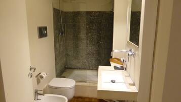 Deluxe Room | Bathroom | Free toiletries, hair dryer, bidet, towels