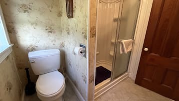 Traditional Twin Room, 2 Twin Beds | Bathroom | Designer toiletries, hair dryer, soap, shampoo