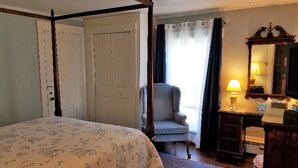 Double Room, Non Smoking (Blue room) | Desk, laptop workspace, WiFi (free), bed sheets - Chetwynd House Inn (Kennebunkport)