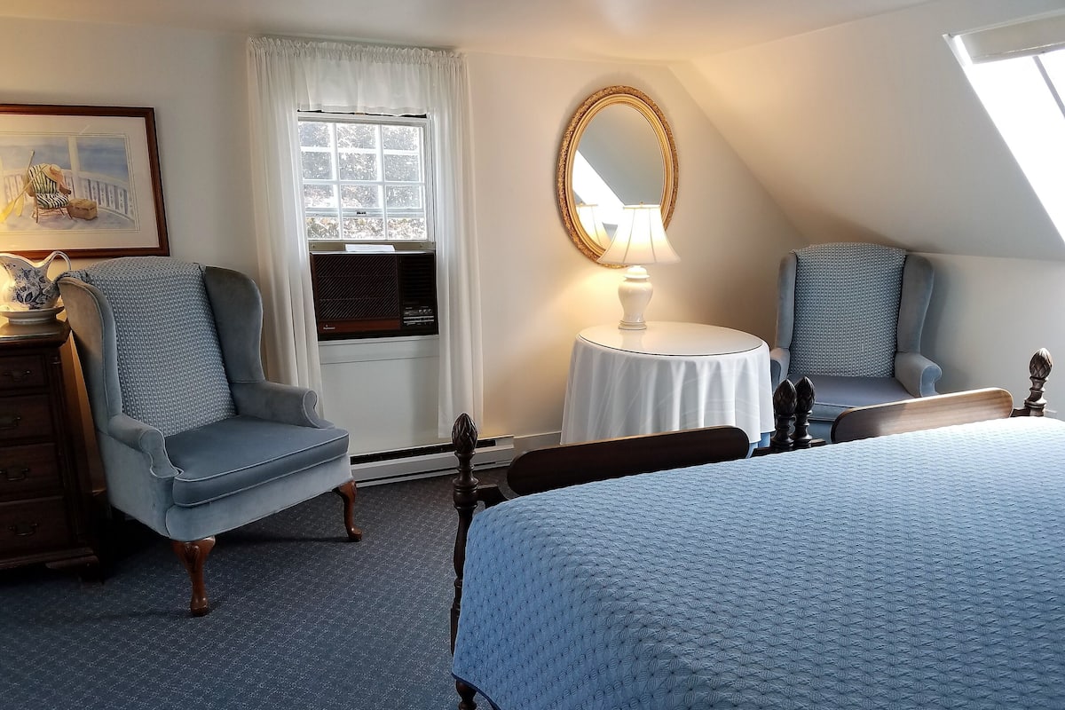 Include Knowles Jr. Suite | Desk, laptop workspace, WiFi (free), bed sheets
