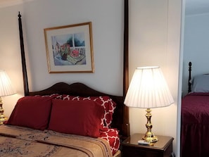 Suite, 2 chambres, réfrigérateur, vue sur le fleuve | Bureau, espace de travail pour ordinateurs portables