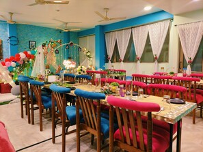 2 restaurants; breakfast, lunch and dinner served  - Hotel Sarang Palace (Jaipur)
