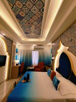 Luxurious moroccan Theme room with panoramic city view and Designer Bed | Roupas de cama de algodão egípcio, roupas de cama premium