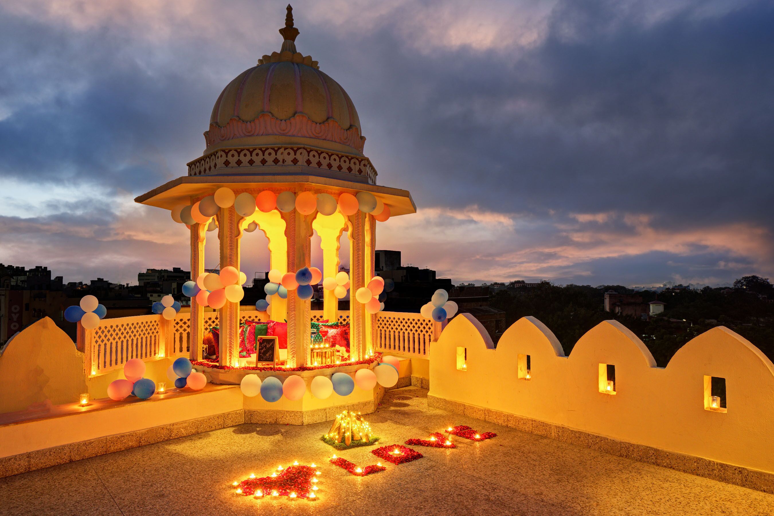 2 か所のレストラン、朝食に営業