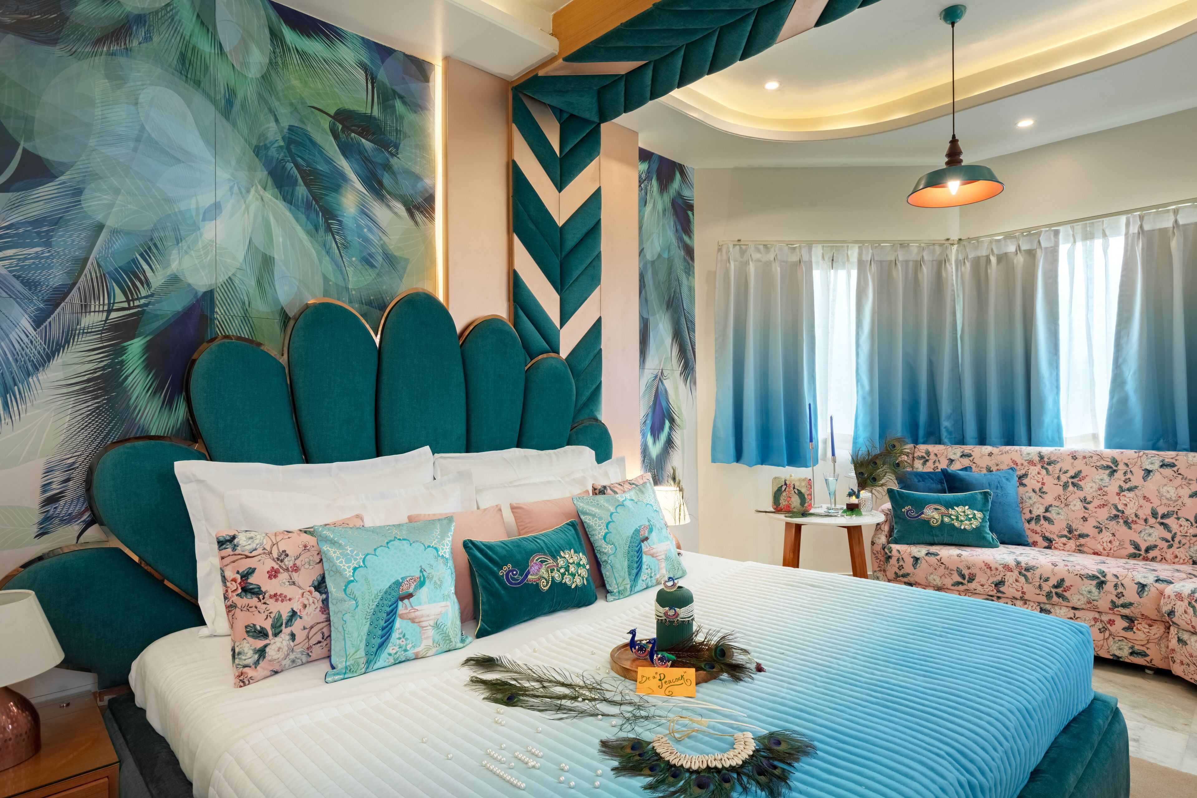 Une chambre avec un grand lit, un canapé et une fresque murale.