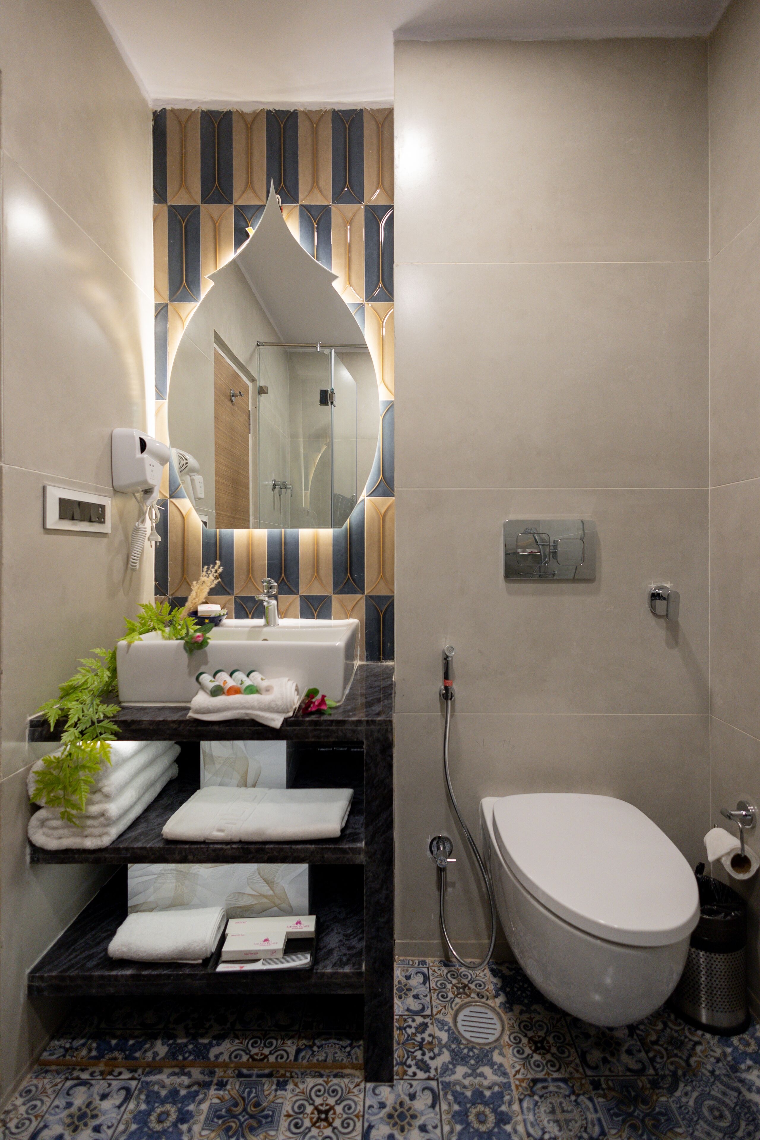 Un baño moderno con tocador, lavabo e inodoro.