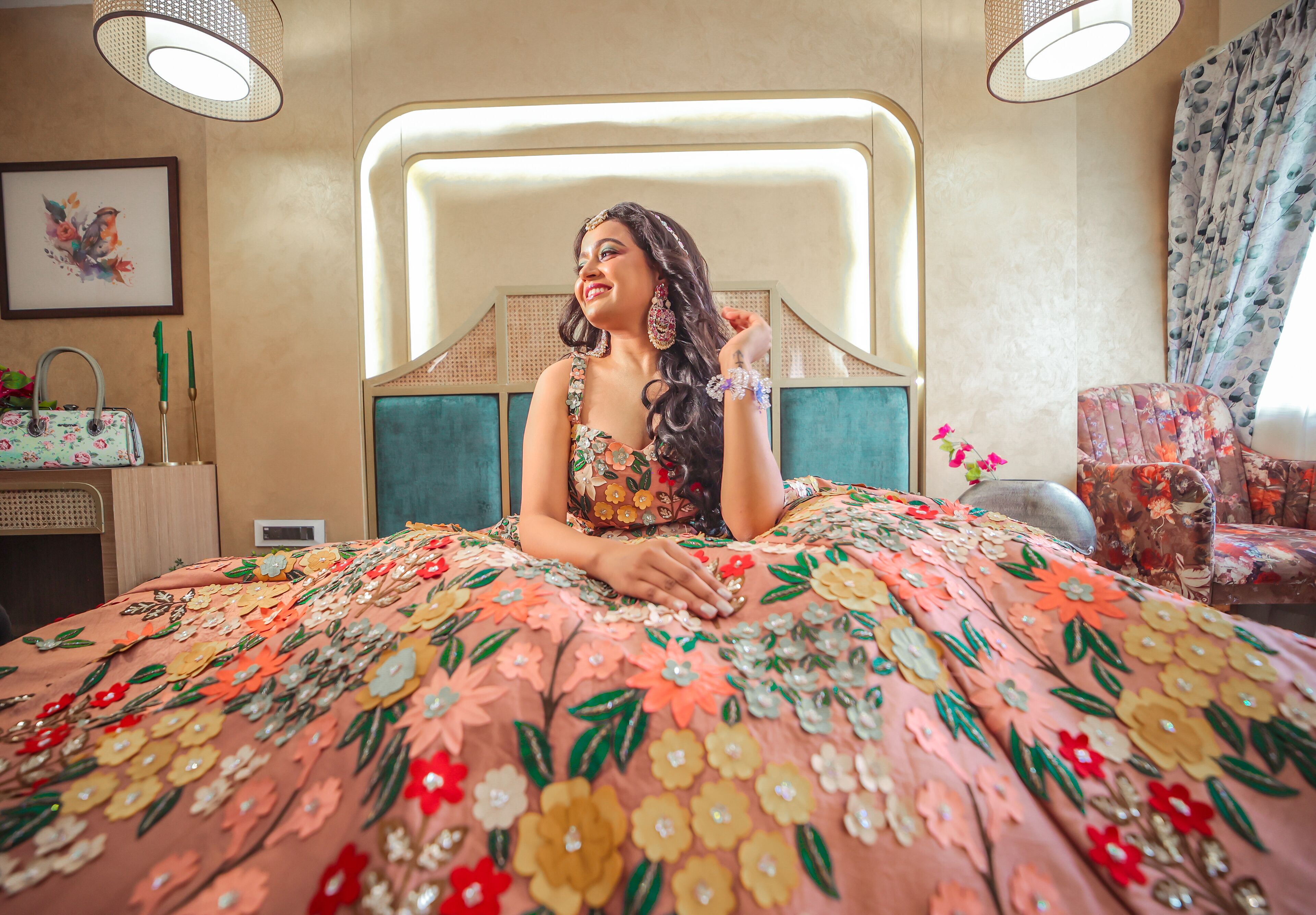 Une chambre avec un lit recouvert d’une couvre-lit à motifs floraux, une table de chevet avec une lampe et une chaise agrémentée d’un coussin à motifs floraux.