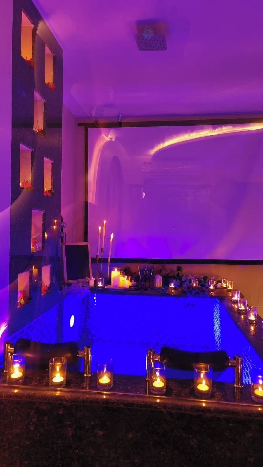 Plunge Pool Suite with Movie Screening | Banheiro | Produtos de toalete grátis, toalhas de banho, sabonete, shampoo