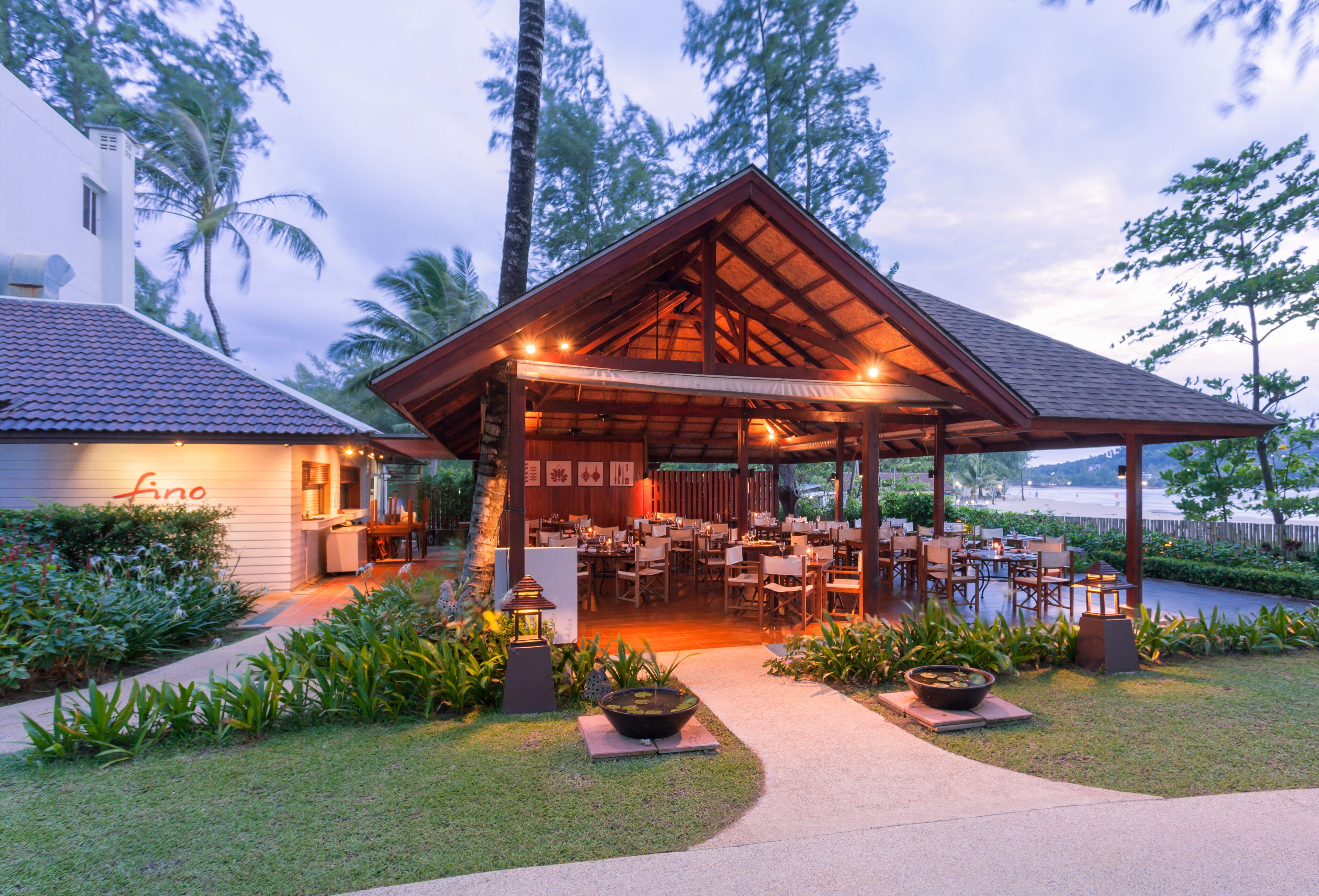 2 restaurants, breakfast served