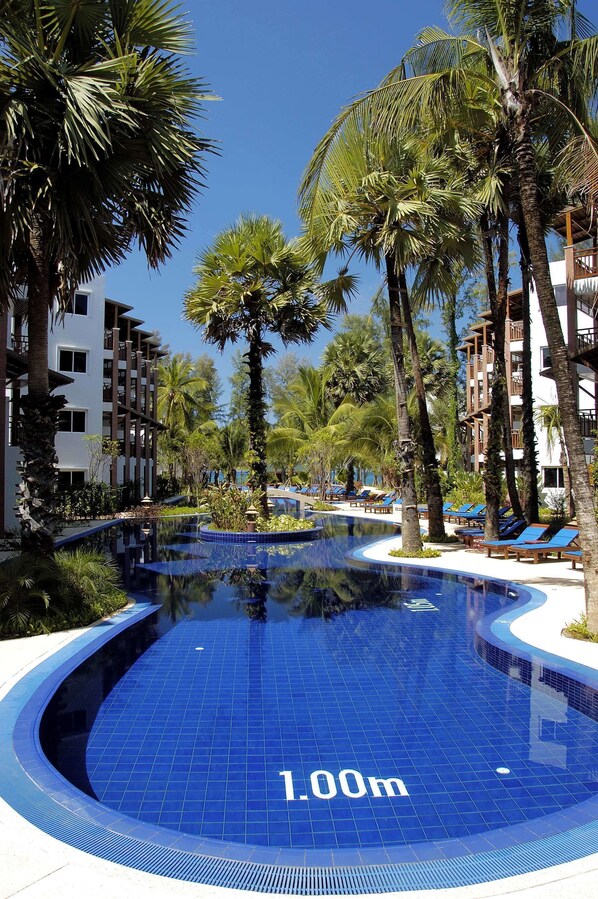 4 piscinas al aire libre, sombrillas