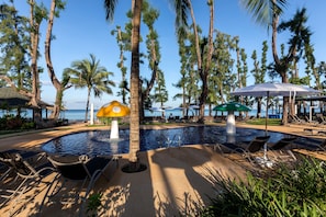 4 piscinas al aire libre, sombrillas