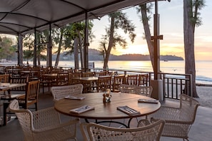 2 restaurantes, se sirve desayuno