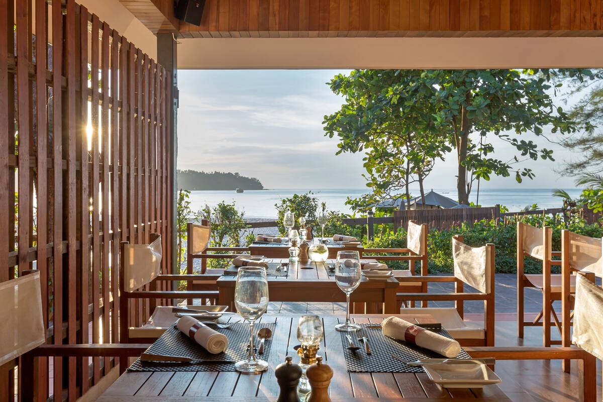 2 restaurants, breakfast served