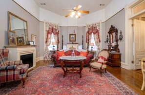 The Washburn Welch Room | Premium bedding, desk, soundproofing, iron/ironing board - The Empress of Little Rock (Little Rock)