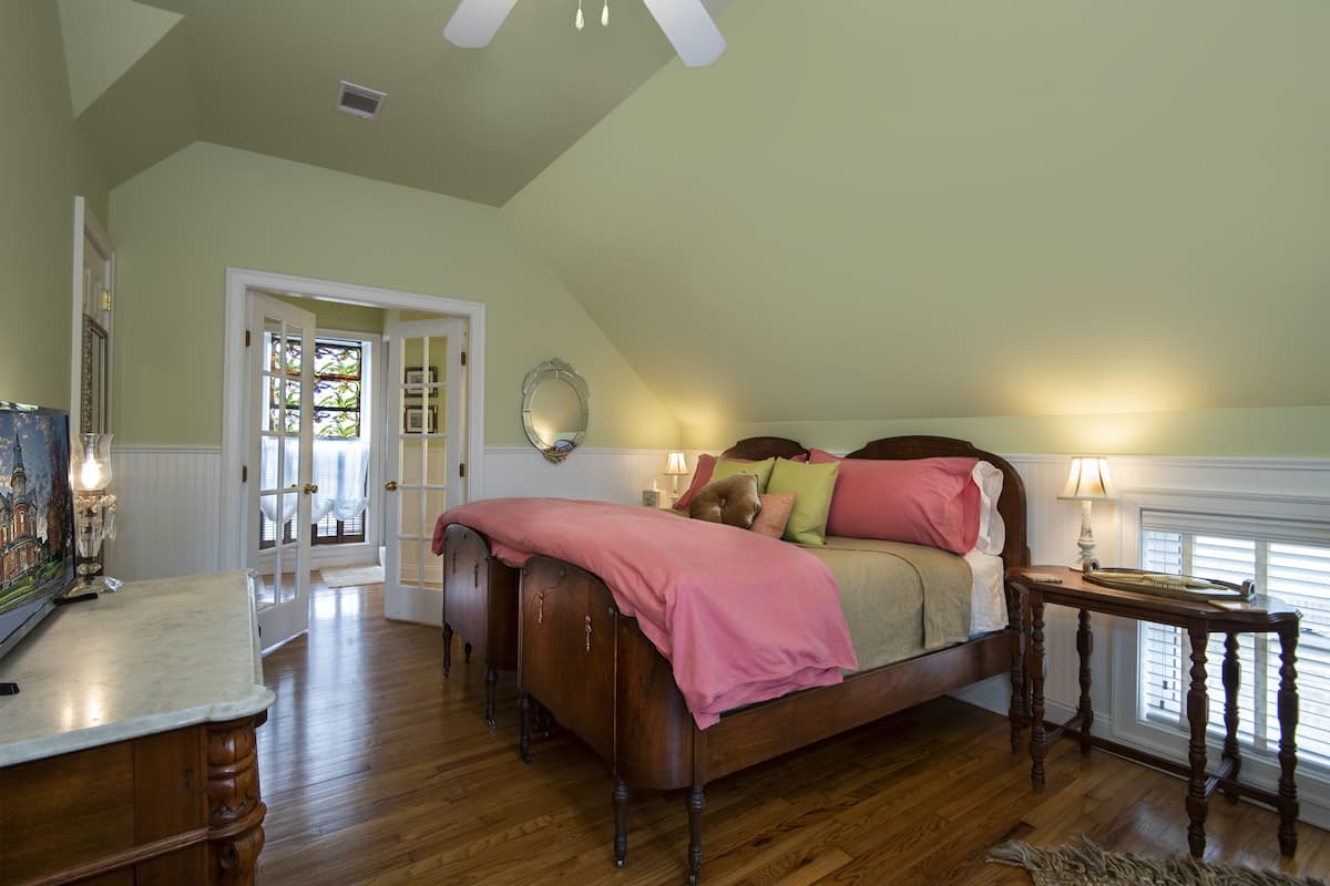 Victoria's Garden Suite, Fireplace and Double person Jacuzzi, Pet Friendly