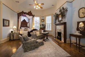 Premium bedding, desk, soundproofing, iron/ironing board - The Empress of Little Rock (Little Rock)