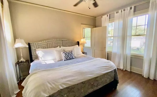 Premium bedding, desk, soundproofing, iron/ironing board - The Empress of Little Rock (Little Rock)