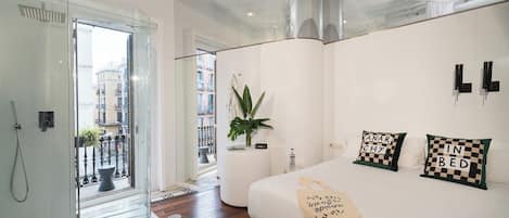 Deluxe Double Room, Balcony | Iron/ironing board, free WiFi, bed sheets