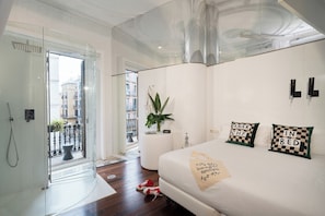 Quarto casal luxo, sacada | Ferros/tábuas de passar roupa, Wi-Fi de cortesia, roupa de cama