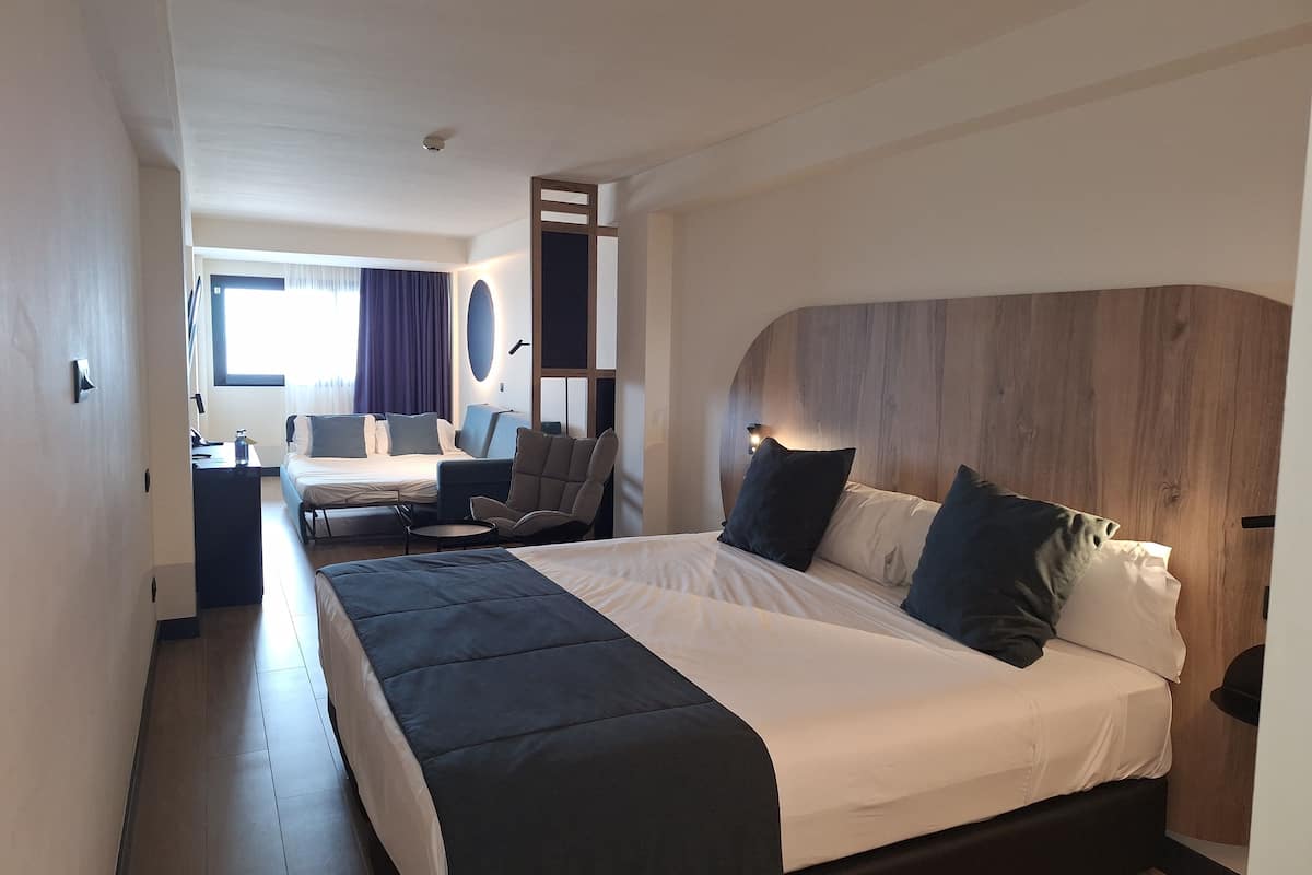 Habitación, vistas al mar (Familiar) | Minibar, escritorio, espacio para trabajar con un portátil y wifi gratis