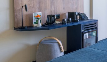 Minibar, desk, laptop workspace, free WiFi